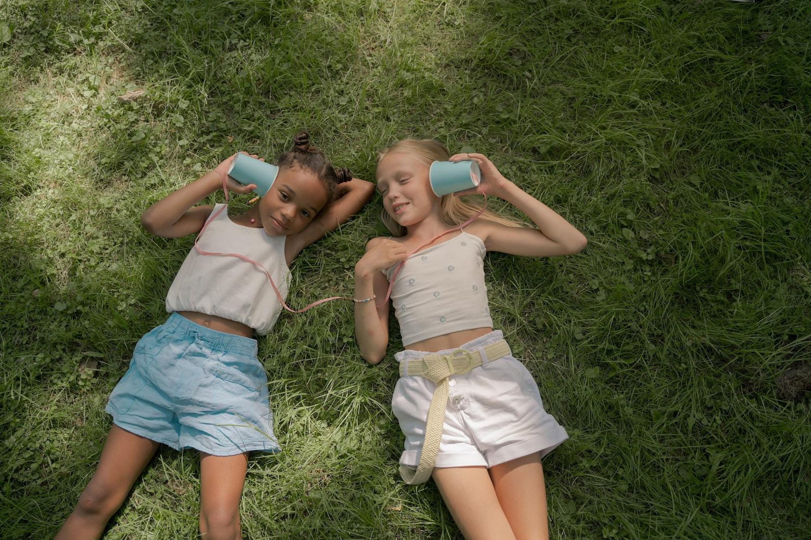 deux filles jouent dans l'herbe